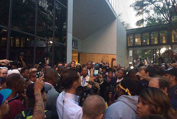 protestors-in-uptown-charlotte-at-omni-hotel