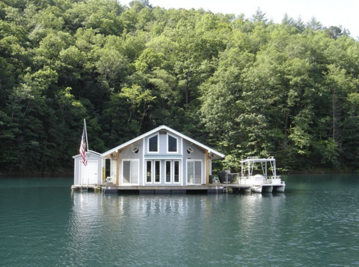 Top 10 North Carolina Homes Literally On The Water You Can Rent