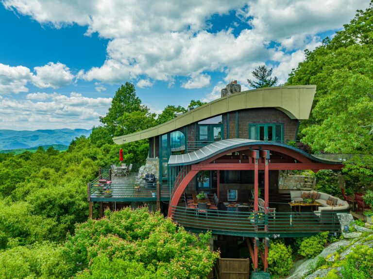 Burt Reynolds’ North Carolina Mountain Retreat Just Hit The Market For $2.9 Million