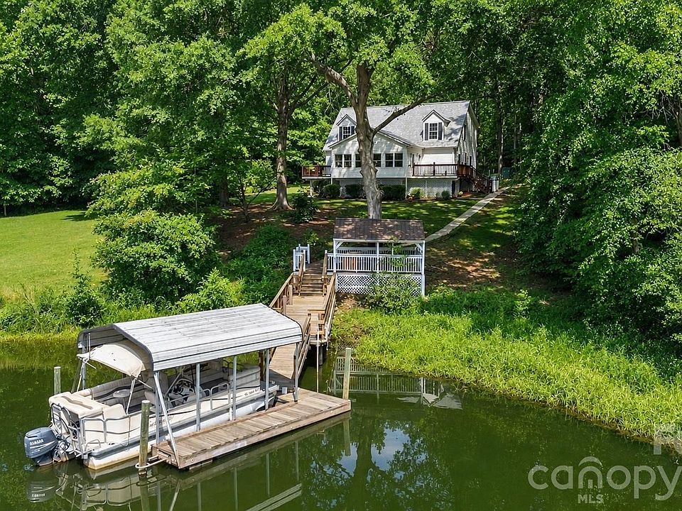 8137 Rowe Street on Lake Norman