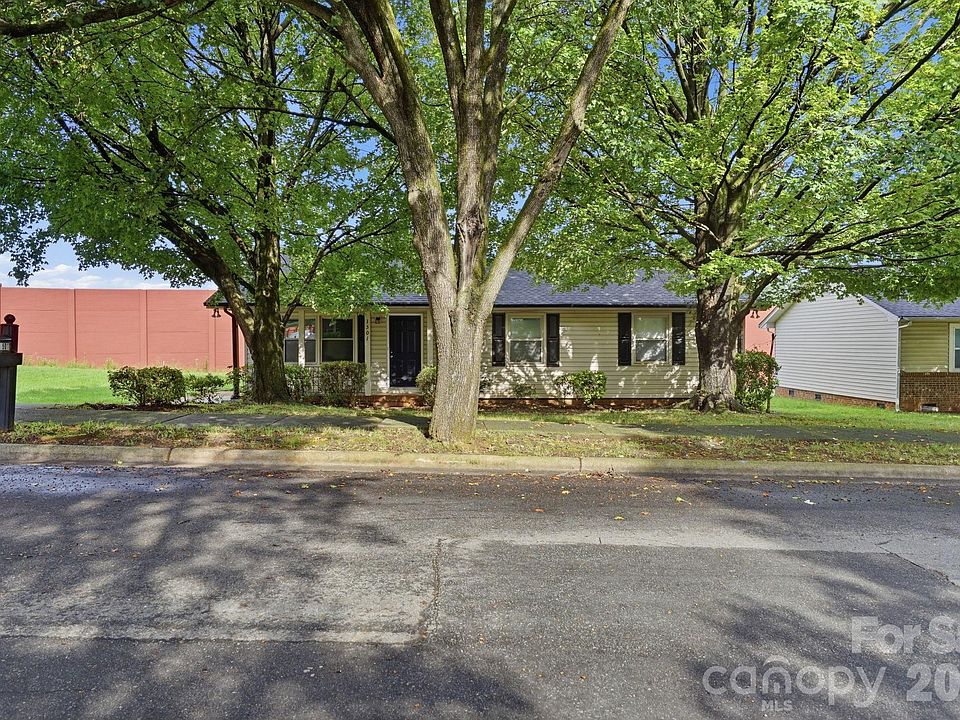 Listing photograph of 1501 Whisnant St, Charlotte